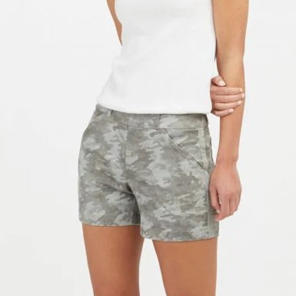Spanx Stretch Twill Camo Print Mid Rise Shorts Gray L